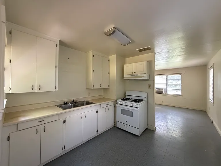 2317 Freewater St — Photo 2