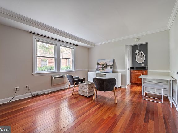 5th image of 906 S Washington St APT 101