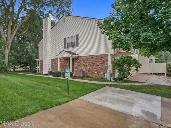 7706 Lake Ridge Dr, Waterford, MI 48327