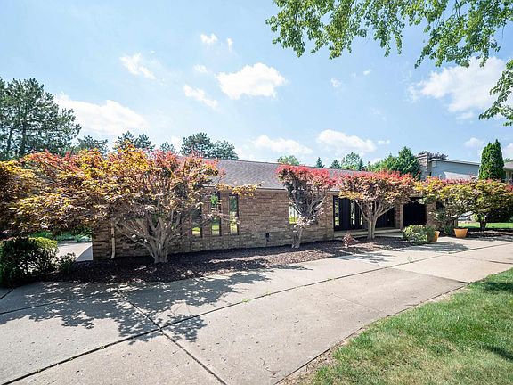 3rd image of 9394 Oakmont Dr