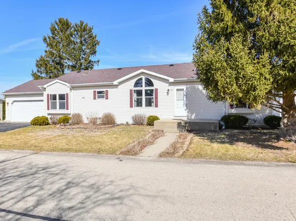 127 South Eastown Manor, Elkhorn, WI 53121