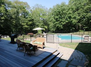 19 Village Dr, East Lyme, CT 06333