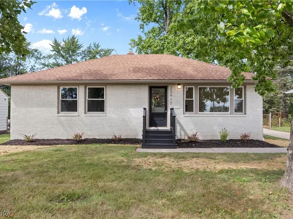 23917 Emery Rd, Warrensville Heights, OH 44128