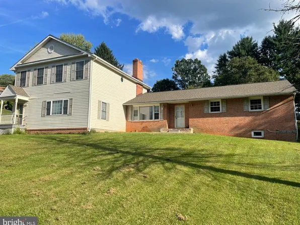 5710 Oak View Dr, Sykesville, MD 21784