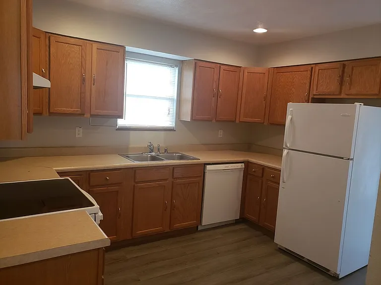 105 Creekside Ct — Photo 2
