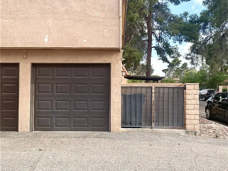 311 Brookside Ln #B — Photo 1