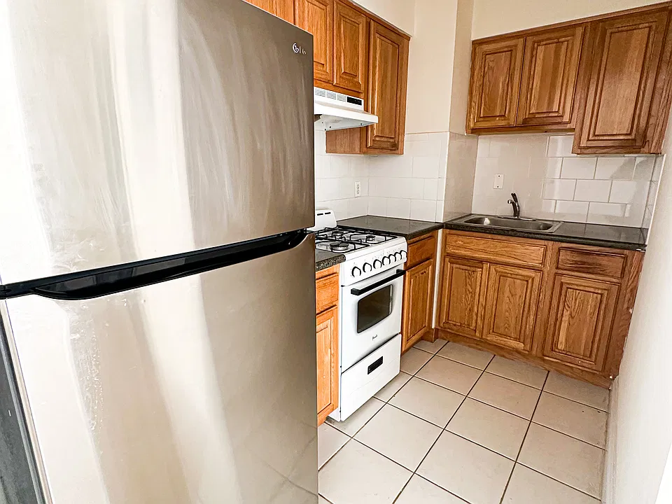 141-33 Pershing Cres #2