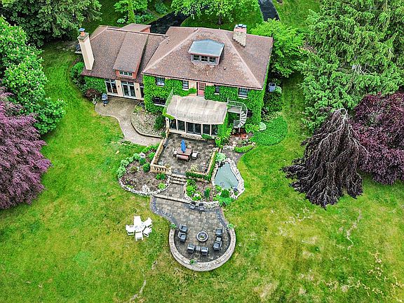 2nd image of 371 Waukazoo Dr