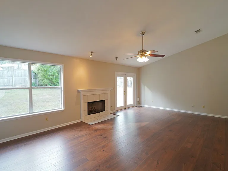 1908 Wagon Wheel Cir E — Photo 13