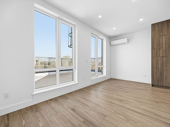 2nd image of 379 Hawthorne St #Penthouse 1