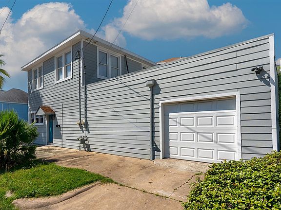 3rd image of 2902 Bernardo De Galvez Avenue