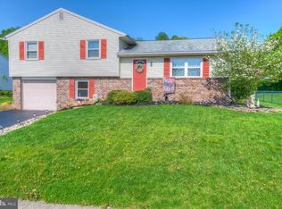 240 Honeysuckle Ln, Robesonia, PA 19551