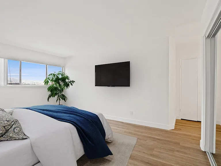 Rexford Drive Apartments — Photo 6