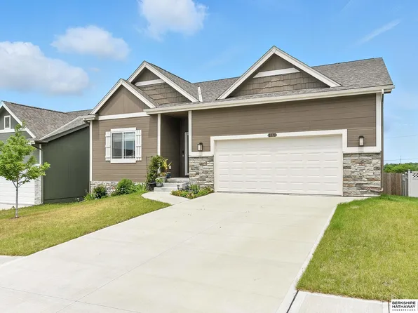 8570 Young St, Omaha, NE 68122