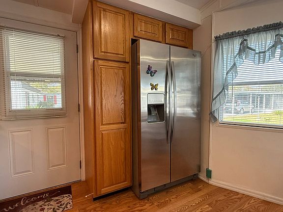 4th image of 32 Ashley Ave #32