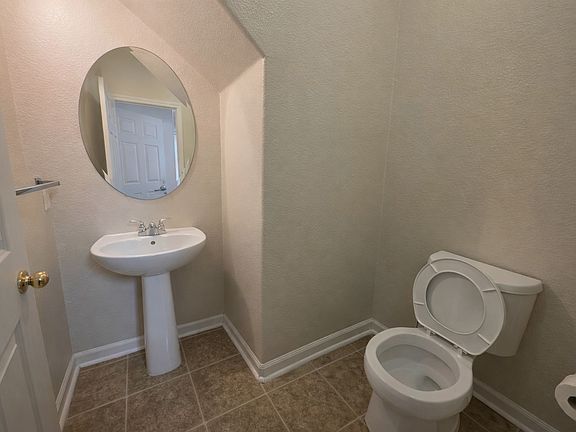 4th image of 589 Heritage Cir