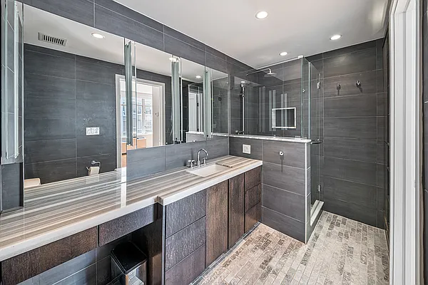 Rented by Akam Sales and Brokerage | media 7