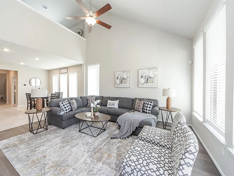 1915 Meadow Trail Dr — Photo 8