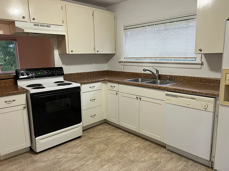 1329 Sherman Ave — Photo 5