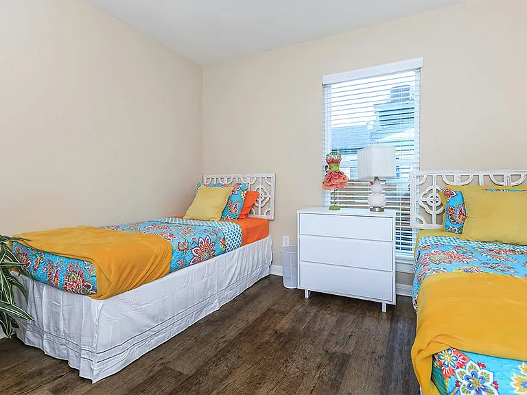 Los Prados Apartment Homes — Photo 35