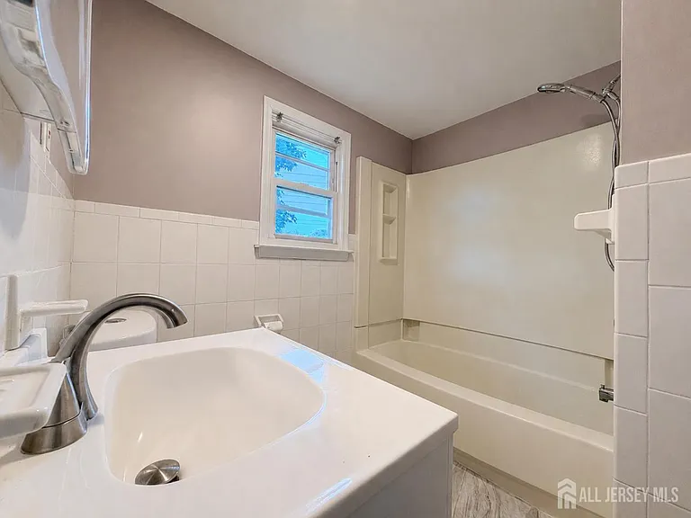 580 Village Rd W — Photo 29