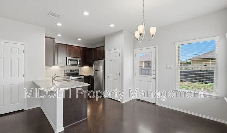 1134 Renee St — Photo 6