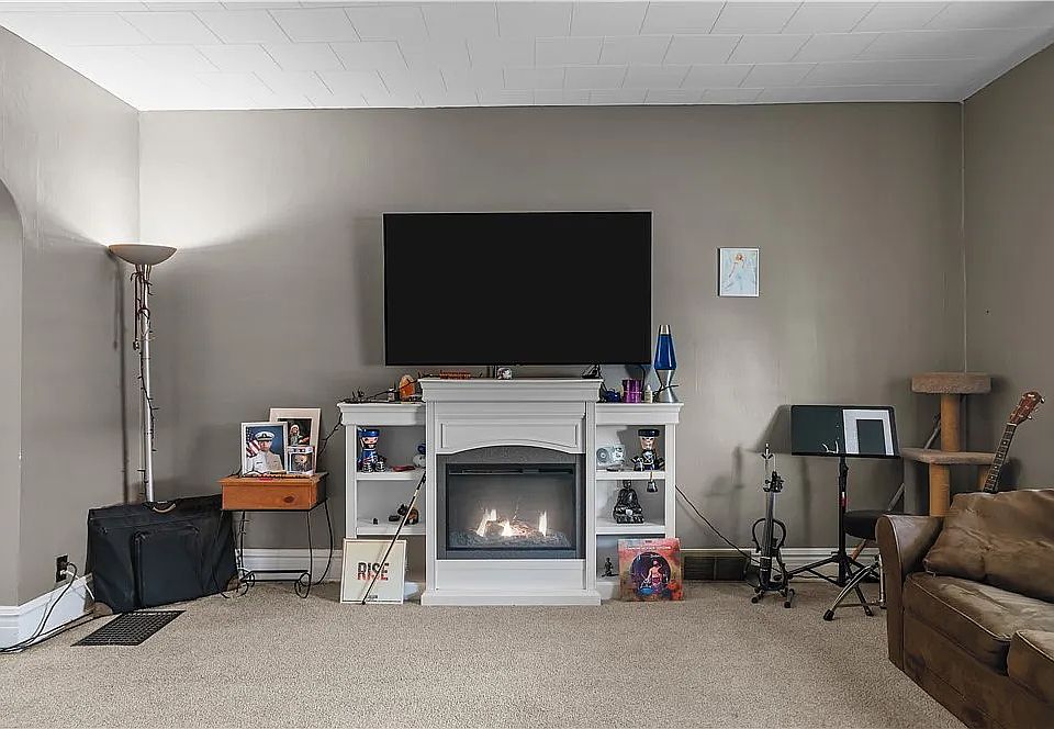 Living Room (fireplace