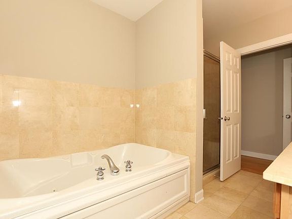 4th image of 3709 N Southport Ave #Three