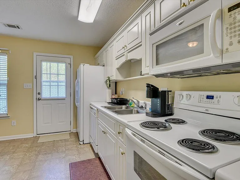 540 Edgecliff Ln — Photo 10