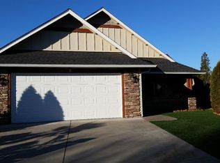 1362 SW David Dr, Grants Pass, OR 97527