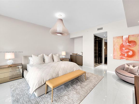 5th image of 18975 Collins Ave #2601