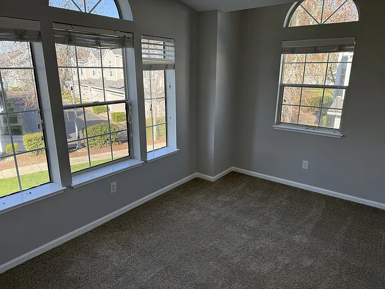 558 Torrey Pine Ln — Photo 9