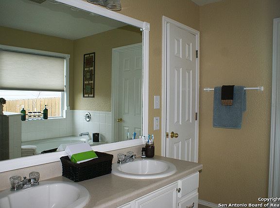 5th image of 414 Yellow Wood Dr