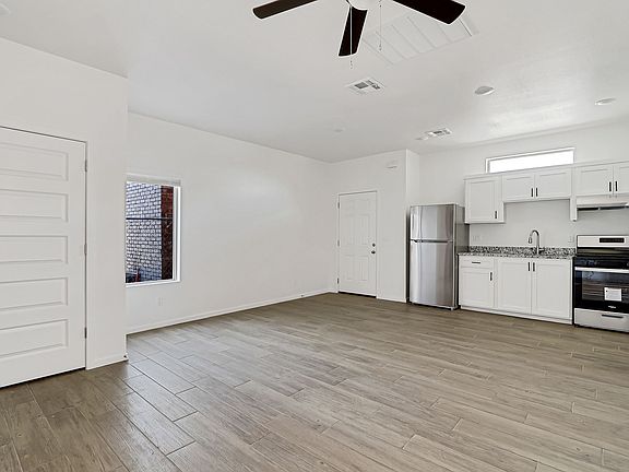 4th image of 916 S Saint Vrain St #B-1