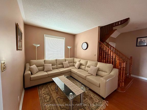 4th image of 12 Fountainview Way