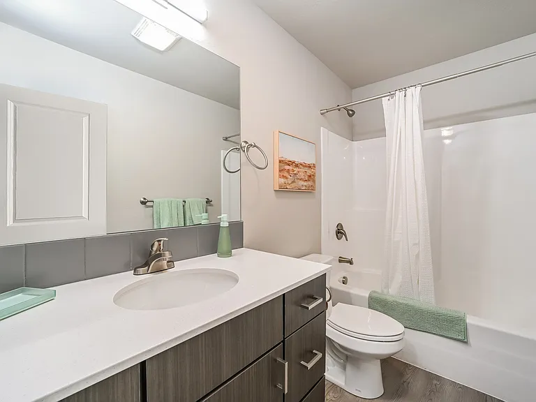 014-photo-bathroom-13945305