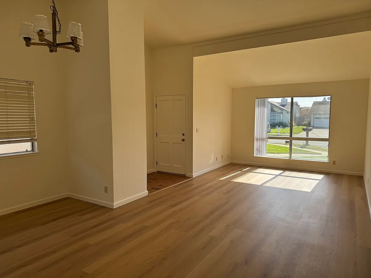Entrance and living room - 3873 Campbell Pl
