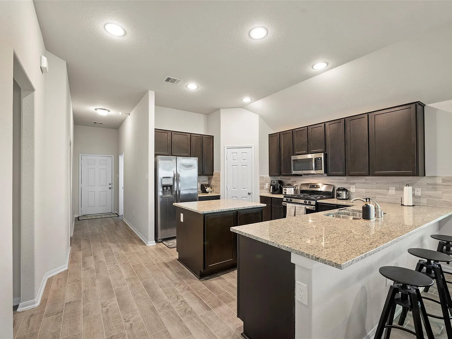 4 bed, 3.0 bath, 1912 sqft, $3,000 — Photo 4
