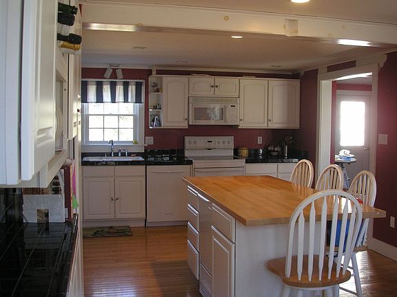 Large Eat-in Kitchen