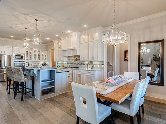 3rd image of 610 Trailwood Cir