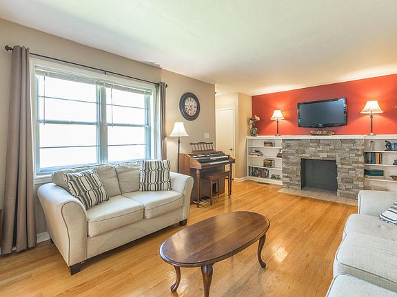 3rd image of 806 Orchard Ter