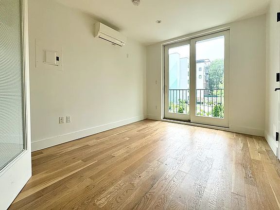 5th image of 10 Lexington Ave #2HH