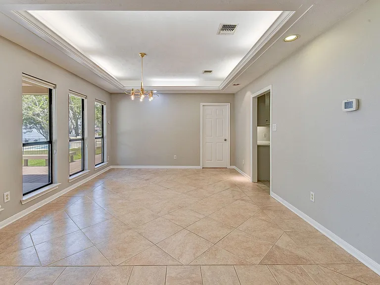 10045 Valley Dr S — Photo 10