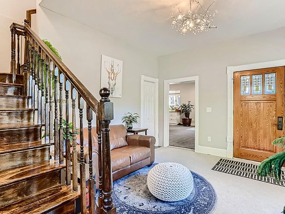 Foyer/entry room/ living room