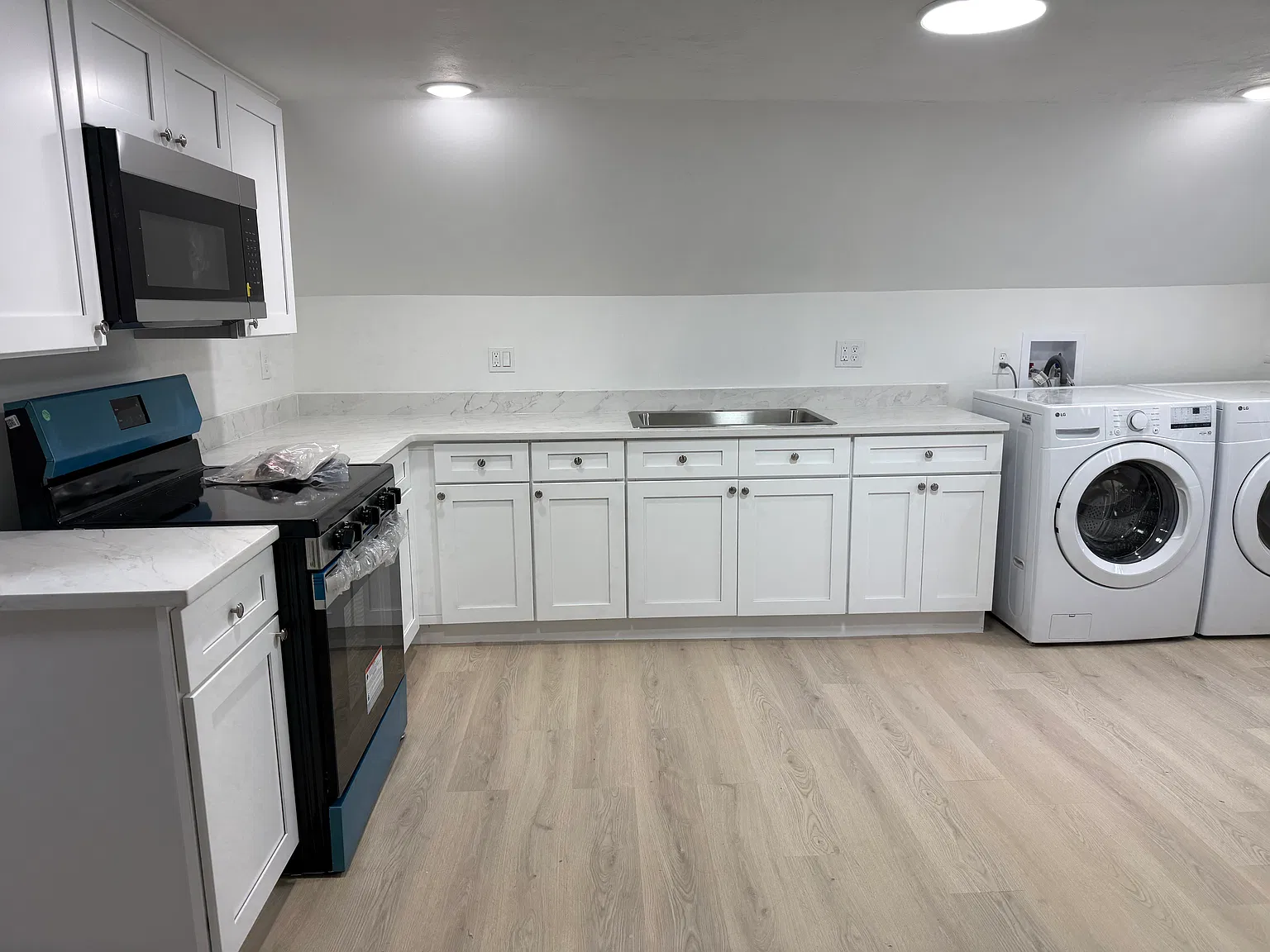 2 bed, 800 sqft, $2,000 — Photo 2