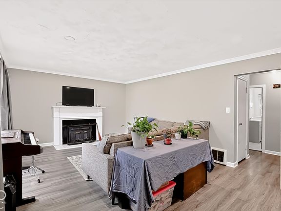 4th image of 2425 W 66th St