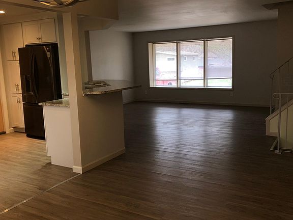 5th image of 112 Burr St