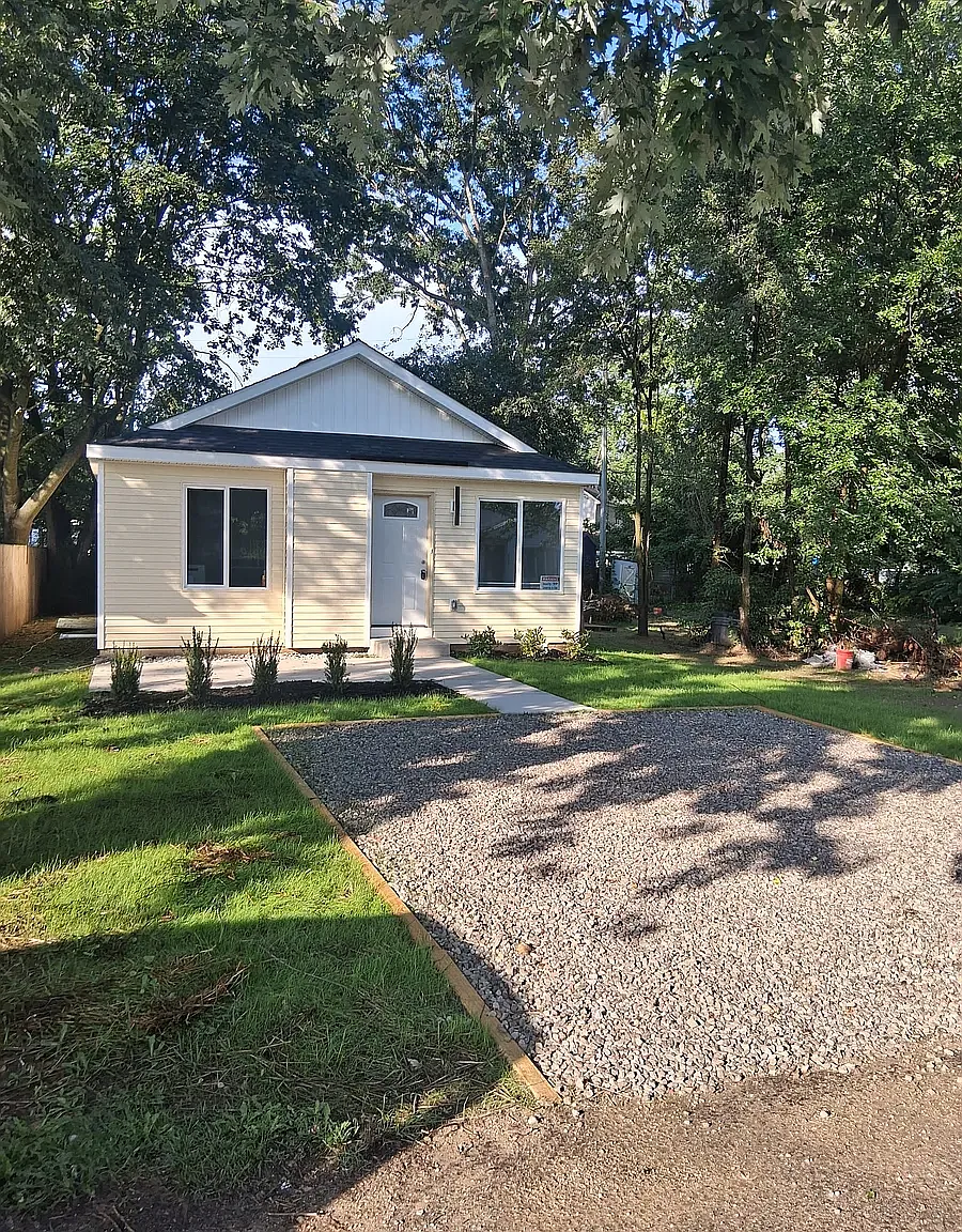 3 bed, 936 sqft, $2,350 — Photo 1