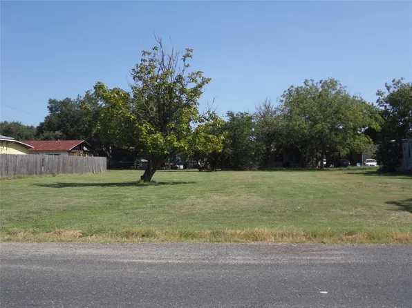 305 E Post Office St, Weimar, TX 78962