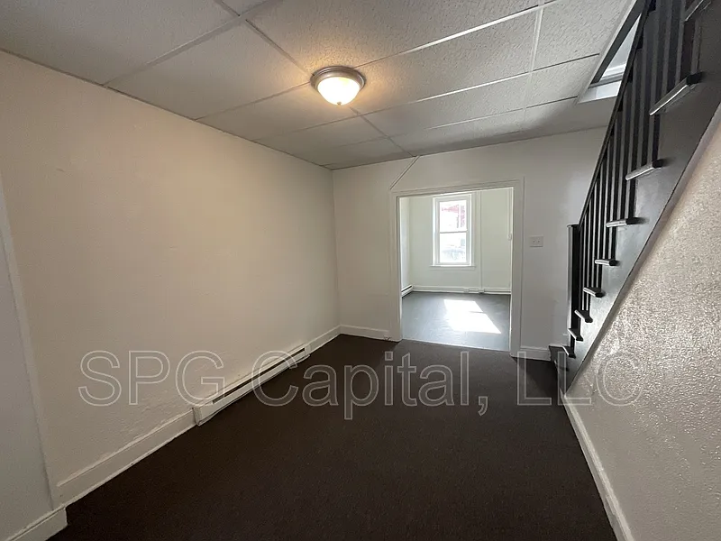 3 bed, 1.0 bath, 1227 sqft, $1,350 — Photo 4